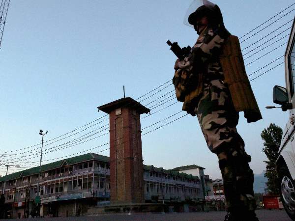 J&K: 1 police personnel killed in an ongoing encounter between security forces and terrorists in Poonch J&K: 1 police personnel killed in an ongoing encounter between security forces and terrorists in Poonch