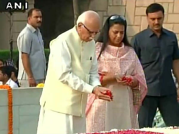 गांधी जयंती : राजघाट पहुंचकर पीएम मोदी ने दी श्रद्धांजलि, लाल बहादुर शास्‍त्री को भी किया नमन 