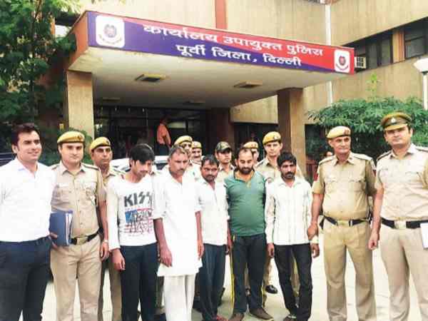 गैंग ने बनाया बंधक, जमकर की पिटाई गैंग ने बनाया बंधक, जमकर की पिटाई