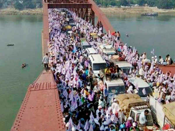 जागरूकता के लिए निकाल रहे थे जुलूस