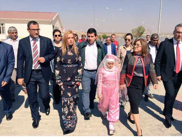 शर्णार्थियों के लिए कर रहीं काम