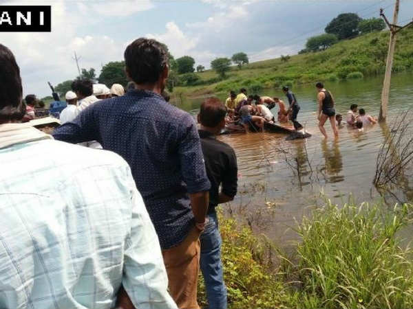 नई दिल्ली। मध्यप्रदेश के विदिशा के पास शमशाबाद से लटेरी की तरफ जा रही एक बस नदी में गिर गई। इस हादसे में 9 लोगों के मरने की खबर है।