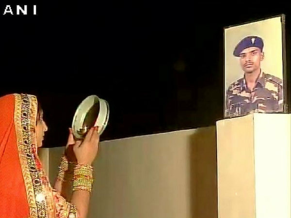 सैनिकों की सुहागिनों ने मनाया पर्व सैनिकों की सुहागिनों ने मनाया पर्व