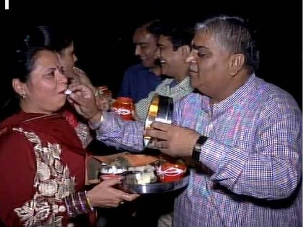 पतियों ने तुड़वाया व्रत पतियों ने तुड़वाया व्रत