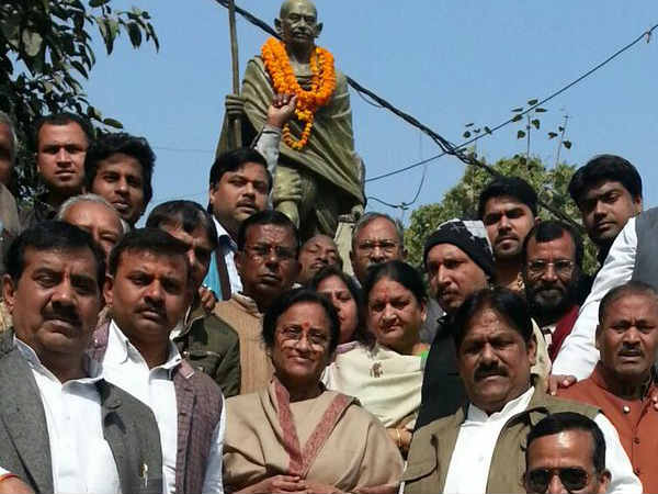 इलाहाबाद में शुरु किया राजनीतिक सफर