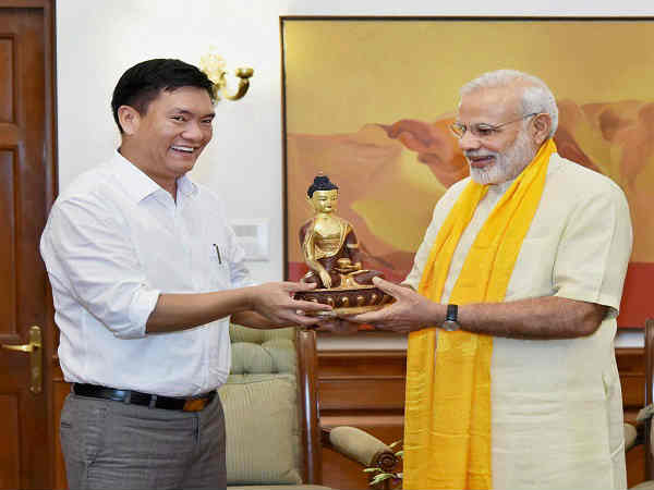 पेमा खांडू 42 विधायकों के साथ गए पेमा खांडू 42 विधायकों के साथ गए