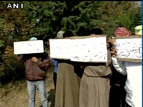 पांच स्कूलों को आग लगा दी गई पांच स्कूलों को आग लगा दी गई