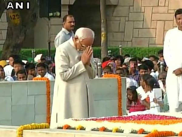 गांधी जयंती : राजघाट पहुंचकर पीएम मोदी ने दी श्रद्धांजलि, लाल बहादुर शास्‍त्री को भी किया नमन 