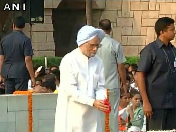 गांधी जयंती : राजघाट पहुंचकर पीएम मोदी ने दी श्रद्धांजलि, लाल बहादुर शास्‍त्री को भी किया नमन 