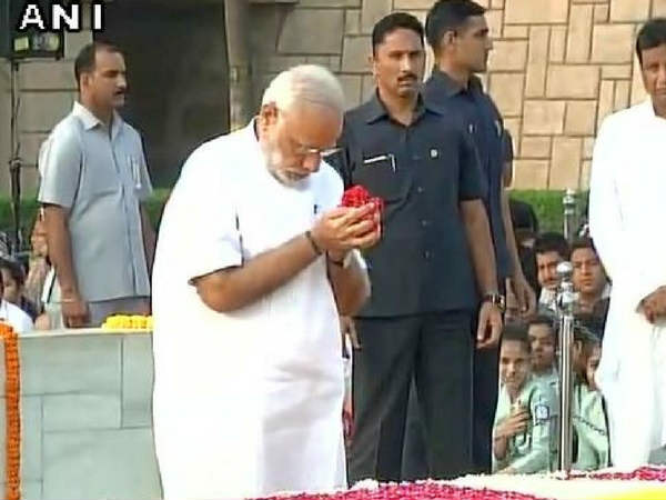 गांधी जयंती : राजघाट पहुंचकर पीएम मोदी ने दी श्रद्धांजलि, लाल बहादुर शास्‍त्री को भी किया नमन 