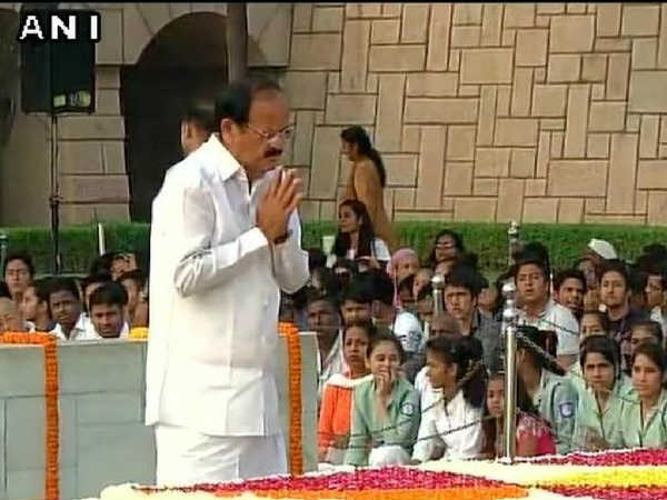 गांधी जयंती : राजघाट पहुंचकर पीएम मोदी ने दी श्रद्धांजलि, लाल बहादुर शास्‍त्री को भी किया नमन 