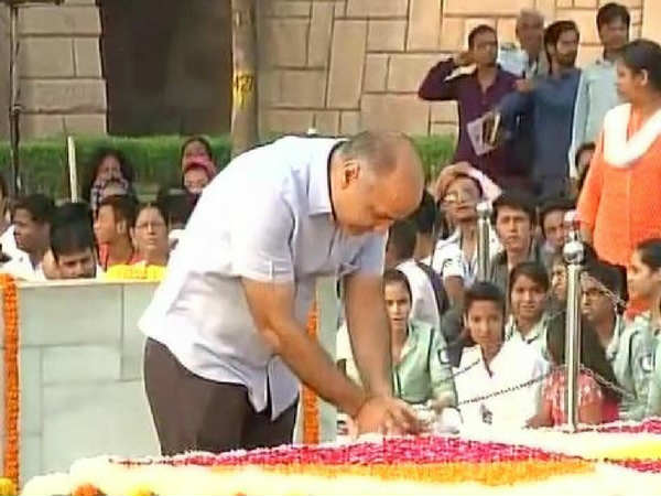 गांधी जयंती : राजघाट पहुंचकर पीएम मोदी ने दी श्रद्धांजलि, लाल बहादुर शास्‍त्री को भी किया नमन 