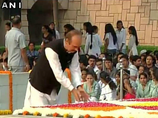 गांधी जयंती : राजघाट पहुंचकर पीएम मोदी ने दी श्रद्धांजलि, लाल बहादुर शास्‍त्री को भी किया नमन 