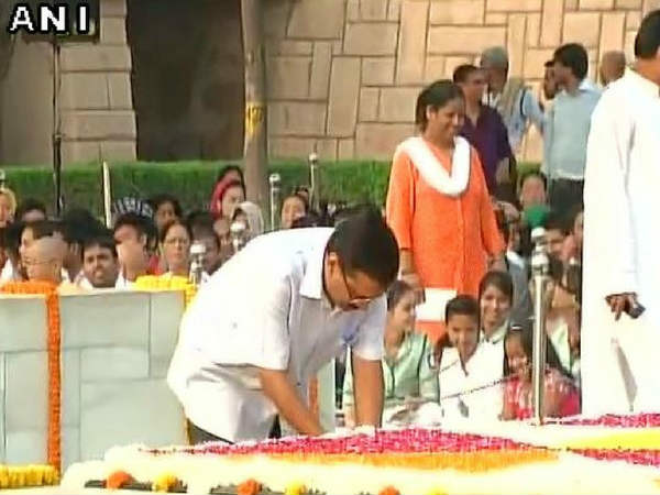 गांधी जयंती : राजघाट पहुंचकर पीएम मोदी ने दी श्रद्धांजलि, लाल बहादुर शास्‍त्री को भी किया नमन 