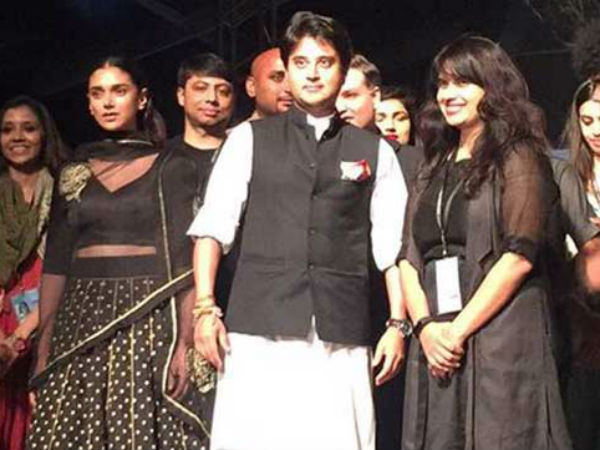 Ramp walk by jyotiraditya scindia for chanderi sarees: Pics 