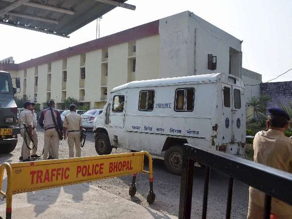 चश्मदीद के मुताबिक पुलिस ने सरेंडर का दिया था मौका