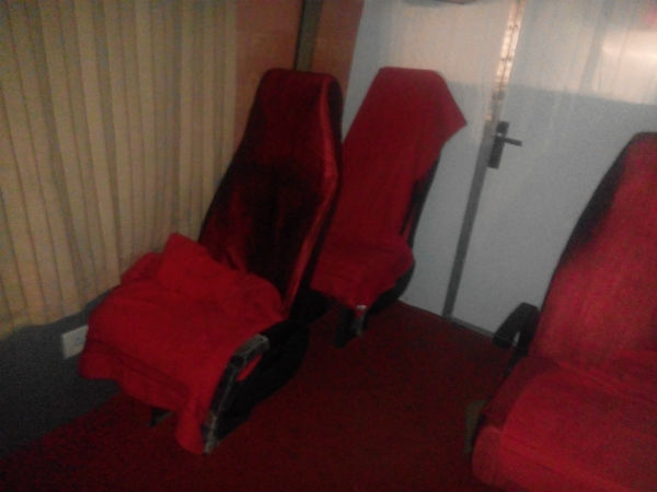 बस के अंदर दो केबिन