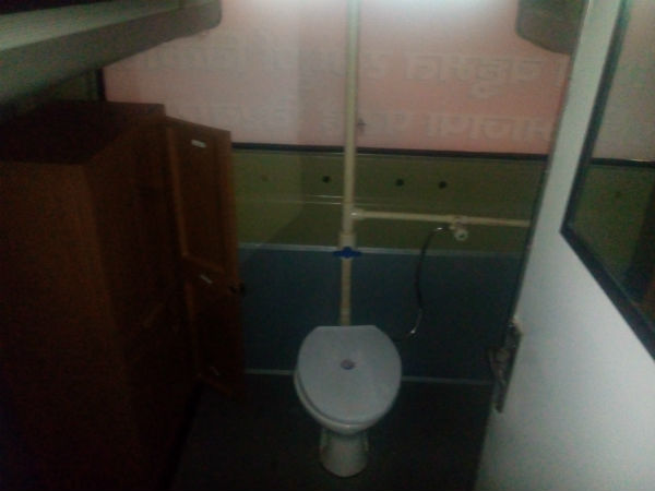 शौचालय की व्यवस्था