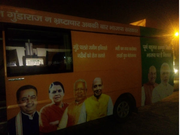 बस के बाहर राज्य के राज्य चेहरे