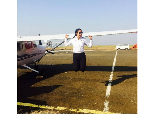 प्‍लेन उड़ाने के बाद उछल पड़ी गुल पनाग