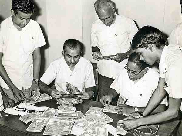 सुबह से लगी एसबीआई और आरबीआई के आगे लंबी लाइनें