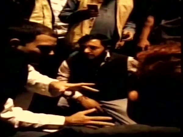 दुकानदारों और रेहड़ी वालों के बीच पहुंचे राहुल दुकानदारों और रेहड़ी वालों के बीच पहुंचे राहुल