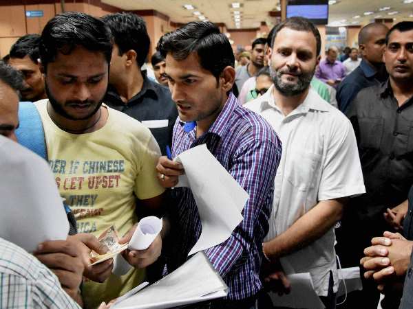 जब नोट बदलने के लिए लाइन में लगे थे राहुल गांधी जब नोट बदलने के लिए लाइन में लगे थे राहुल गांधी