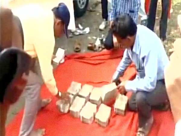 लोक मंगल ग्रुप के के मालिक हैं मंत्री सुभाष देशमुख