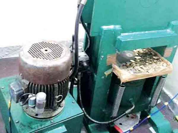 सिक्के बनाने में आरबीआई के डाई का इस्तेमाल सिक्के बनाने में आरबीआई के डाई का इस्तेमाल