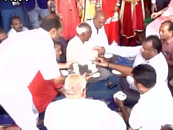 मेहमानों ने लिया चाय की चुस्कियों का मजा