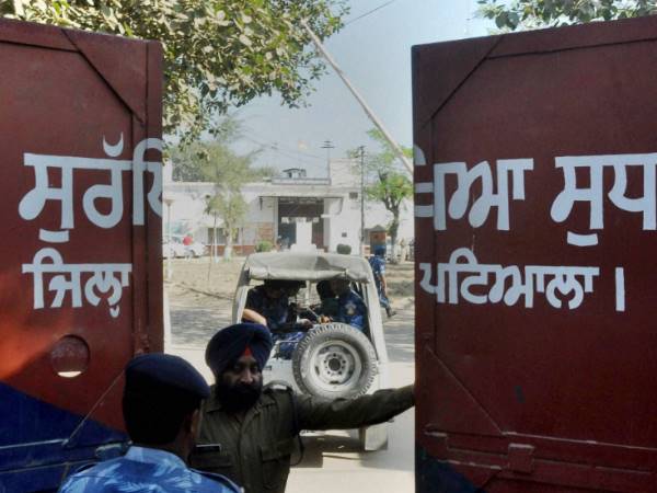 1. जेल की सुरक्षा में खामी