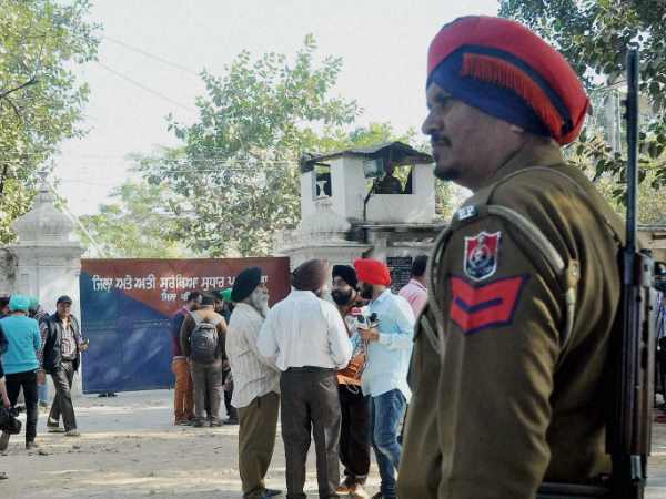 6. जेल की बाउंड्री पर कंटीले तार नहीं