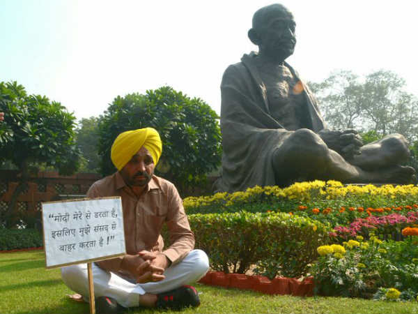 AAP MP Bhagwant Mann protests outside the parliament AAP MP Bhagwant Mann protests outside the parliament