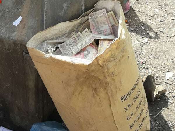 2. महाराष्ट्र में कूड़े के ढेर में मिले 500-1000 के नोट