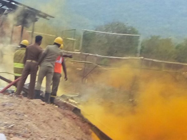 पटाखा फैक्ट्री में आग से मचा हड़कंप