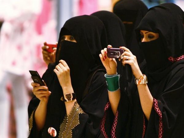 कपड़े और मेकअप करने पर पाबंदी