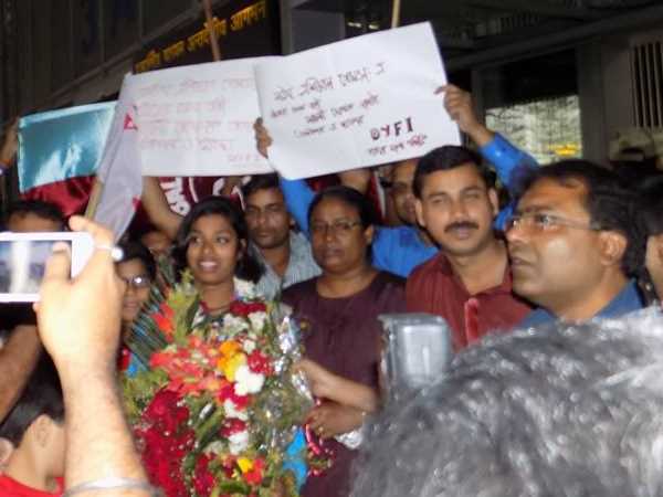सयानी के रिश्तेदार करते हैं उसको परेशान
