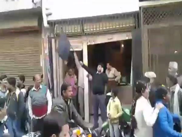 व्यापारी के साथ की मार-पीट