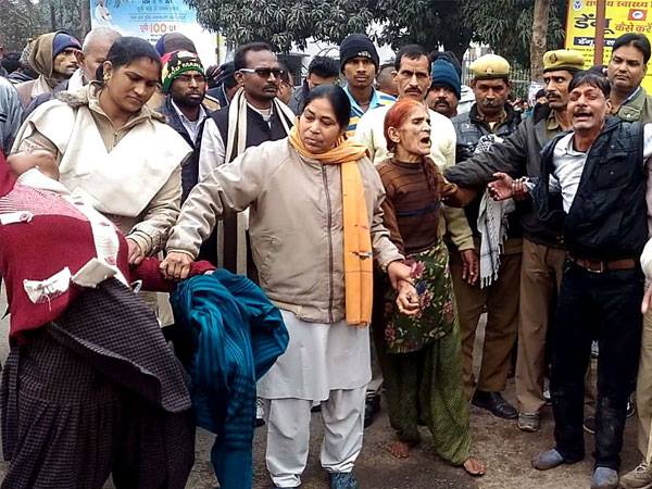फेक क्रिमिनल बनाए जाने पर परिवार संग की आत्‍मदाह की कोशिश
