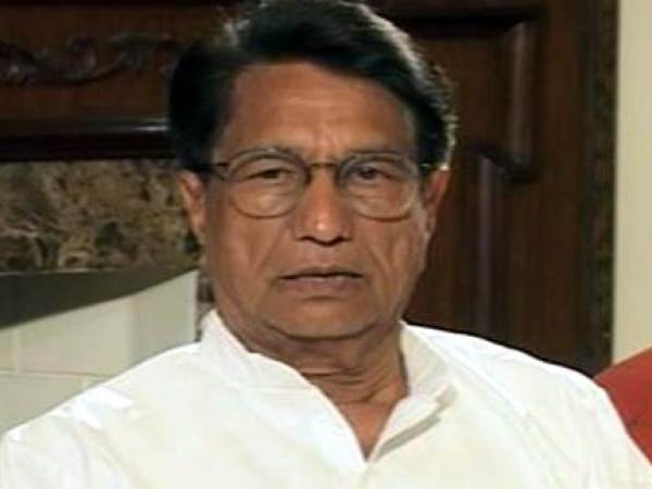 पश्चिम में नहीं दिख रहा चरण सिंह के नाम का जादू