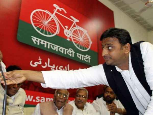 सोशल मीडिया पर फैल रहा जहर अपना रंग दिखाएगा ही