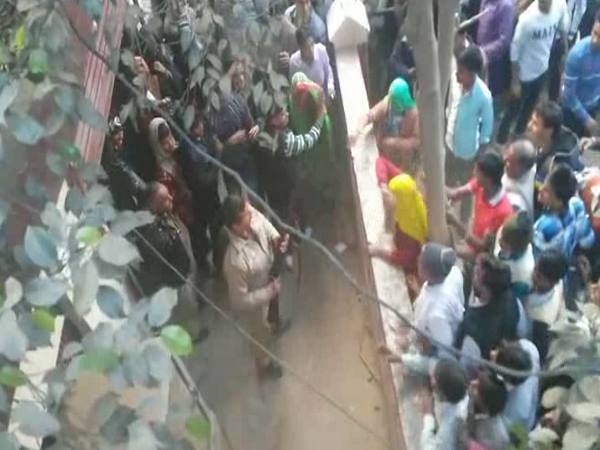 बैंक में जबरदस्ती घुसने की कोशिश