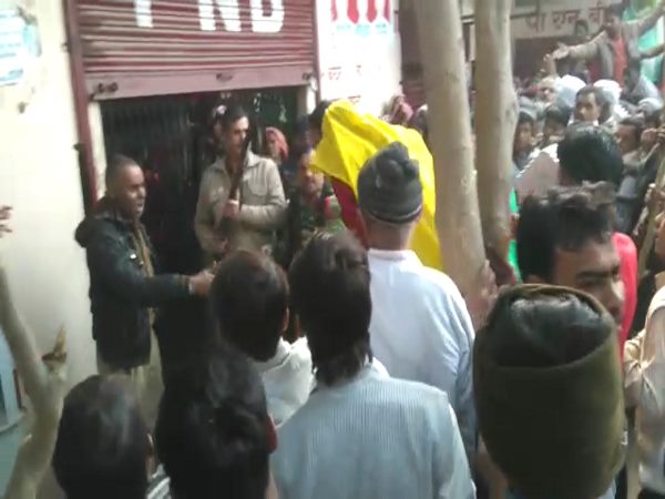 चप्पलों से कर दी पिटाई