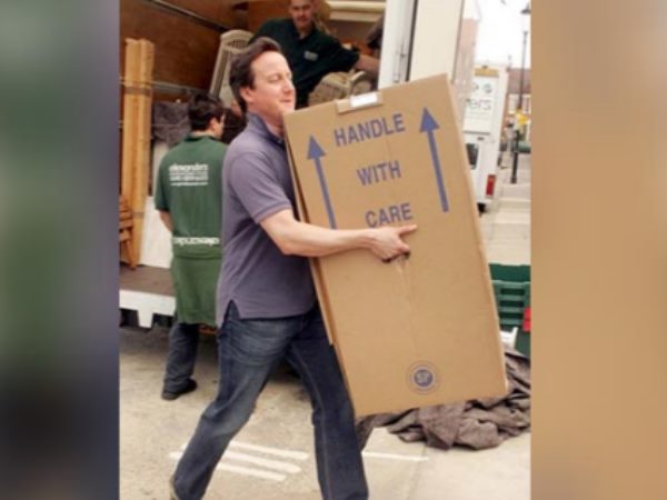 7. ब्रिटिश प्रधानमंत्री के सामान ढोने की तस्वीर