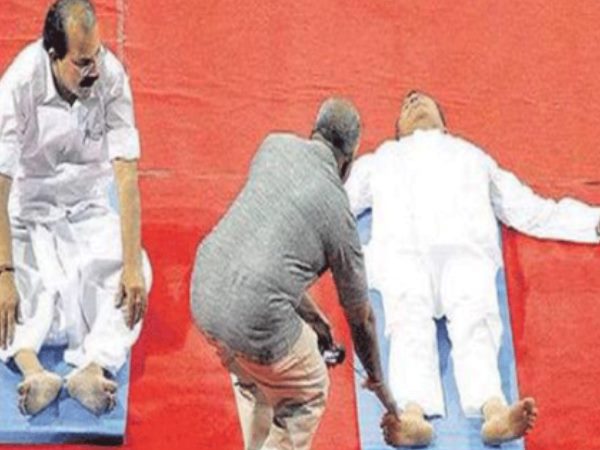 9. योग दिवस पर रेल मंत्री की झपकी