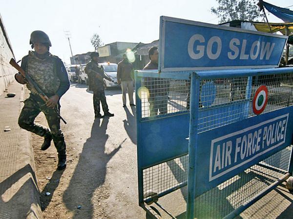 आर्मी कॉन्‍वॉय और यूनिट को बनाया गया निशाना 