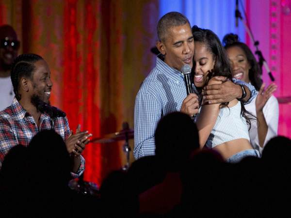 बेटी का ग्रेजुएशन और पापा ओबामा की आंखों में आंसू