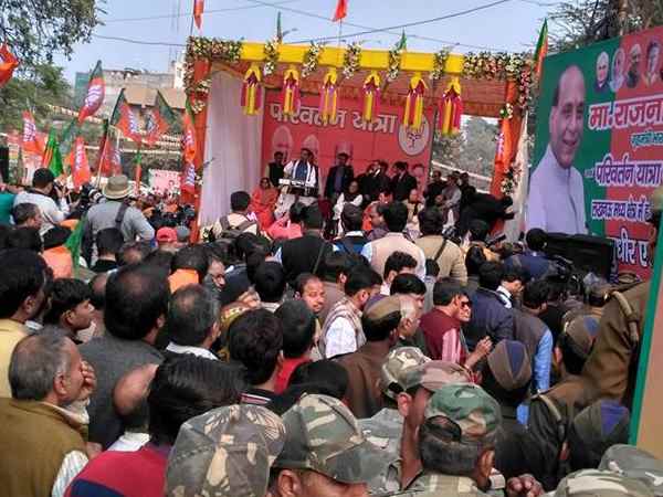 नोटबंदी को लेकर कुछ लोग राजनीति कर रहे: राजनाथ सिंह