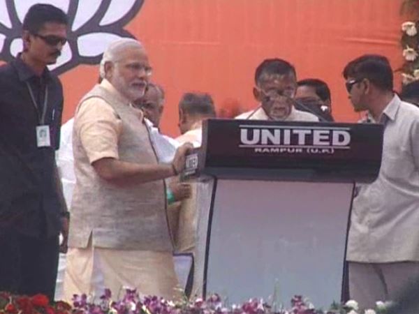 संतोष गंगवार ने किया अखिलेश की पेंशन योजना में आवेदन