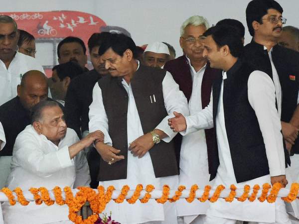 अखिलेश ने चुना अपना रास्ता